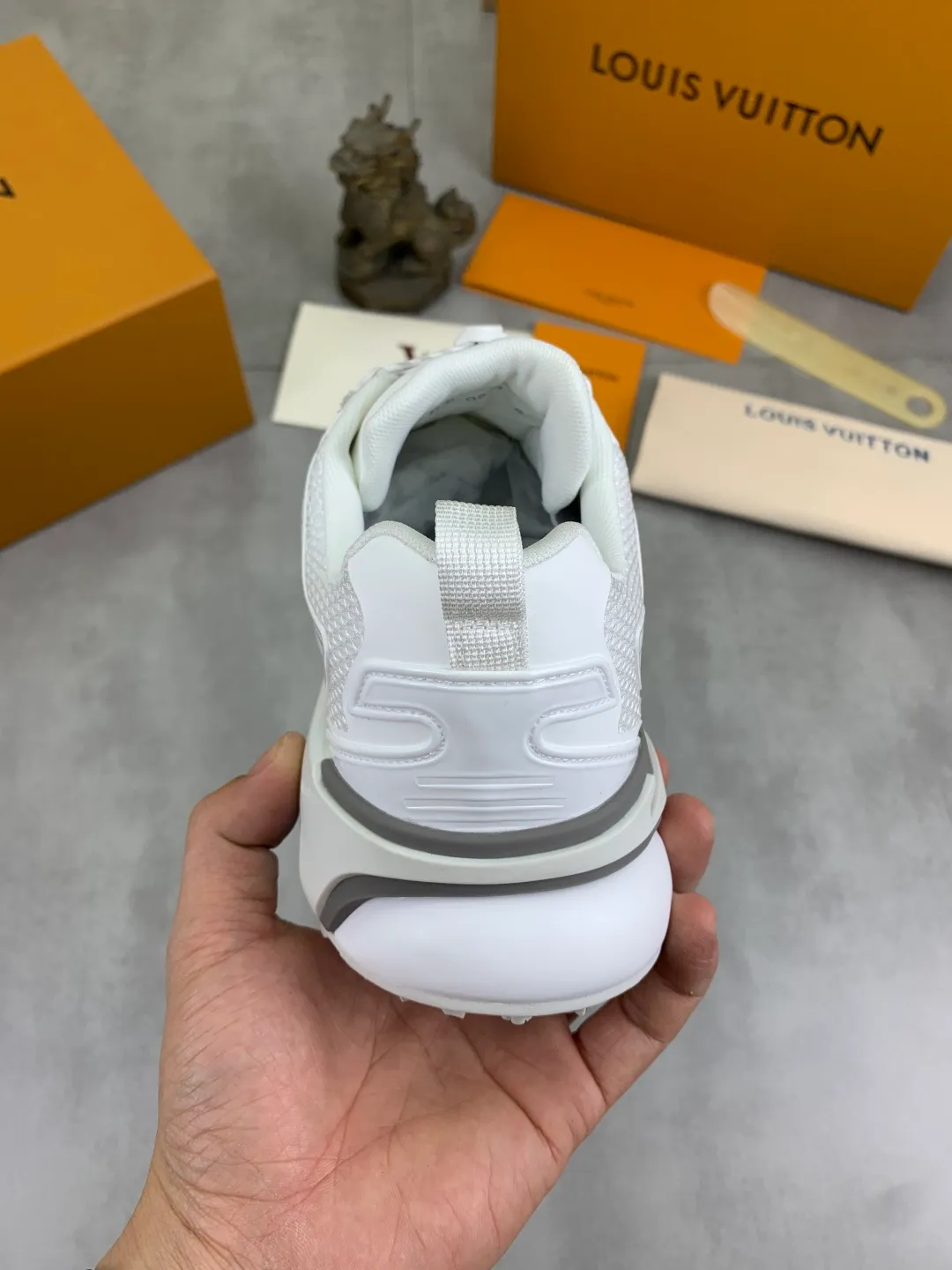 Men's Men's Shoes💰P740 New High Version LV Louis Vuitton L Jialu Brand Runner Tatic Series Thick Sole Casual Sports Shoes Running Shoes Original Purchase Development Production This LV Runner Tatic sports shoe combines technical materials such as mesh fabric and ribbons to interpret the inspiration of traditional mountaineering shoes. LV letters are written on one side, the lariat buckle of the quick lacing system is embellished with Monogram flowers and Louis Vuitton logos, and the light and wear-resistant rubber outsole completes the whole package. The delivery counter is beautifully packaged🛍📦 ▪️Fabrics: Original imported custom technical fabric + mesh ▪️Inner lining: Original customized breathable mesh ▪️Sole: Original open-molded anti-slip rubber combination material ▪️Sole thickness: 4CM ▪️Size: Men's 39-44 (38 45 (customized)